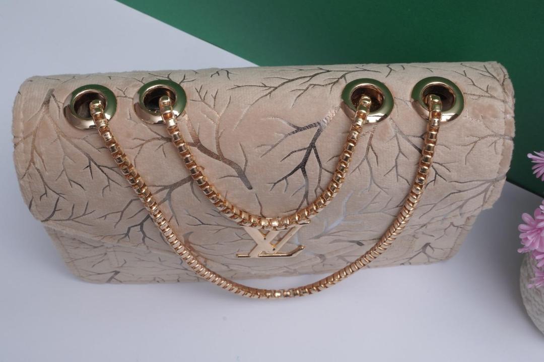 Women's Velvet Textured Purse With Chain